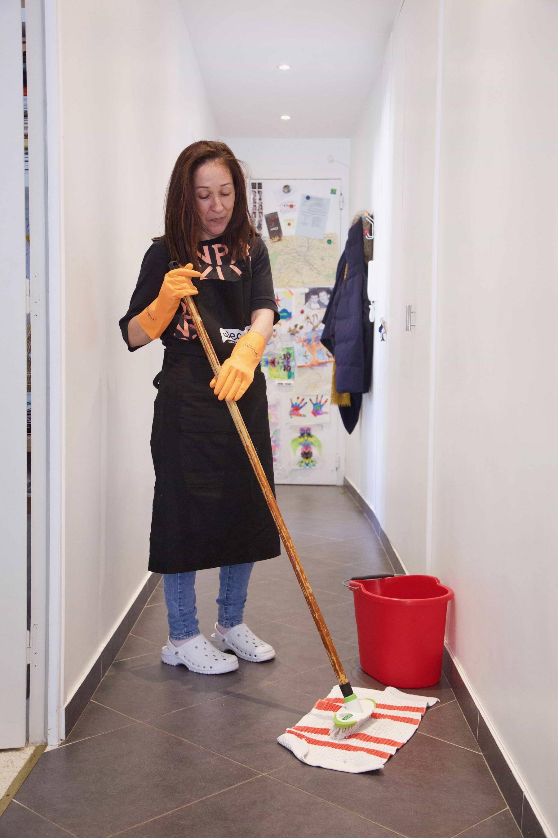 Embaucher une femme de ménage : peser le pour et le contre