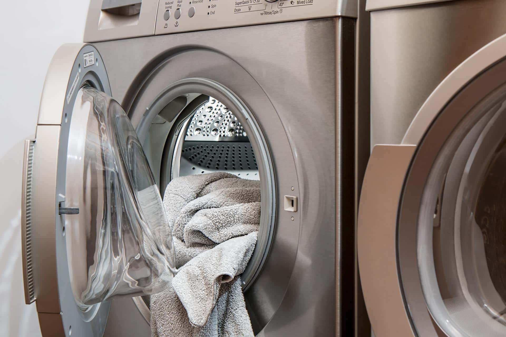 Comment nettoyer une machine à laver en profondeur ? [GUIDE]