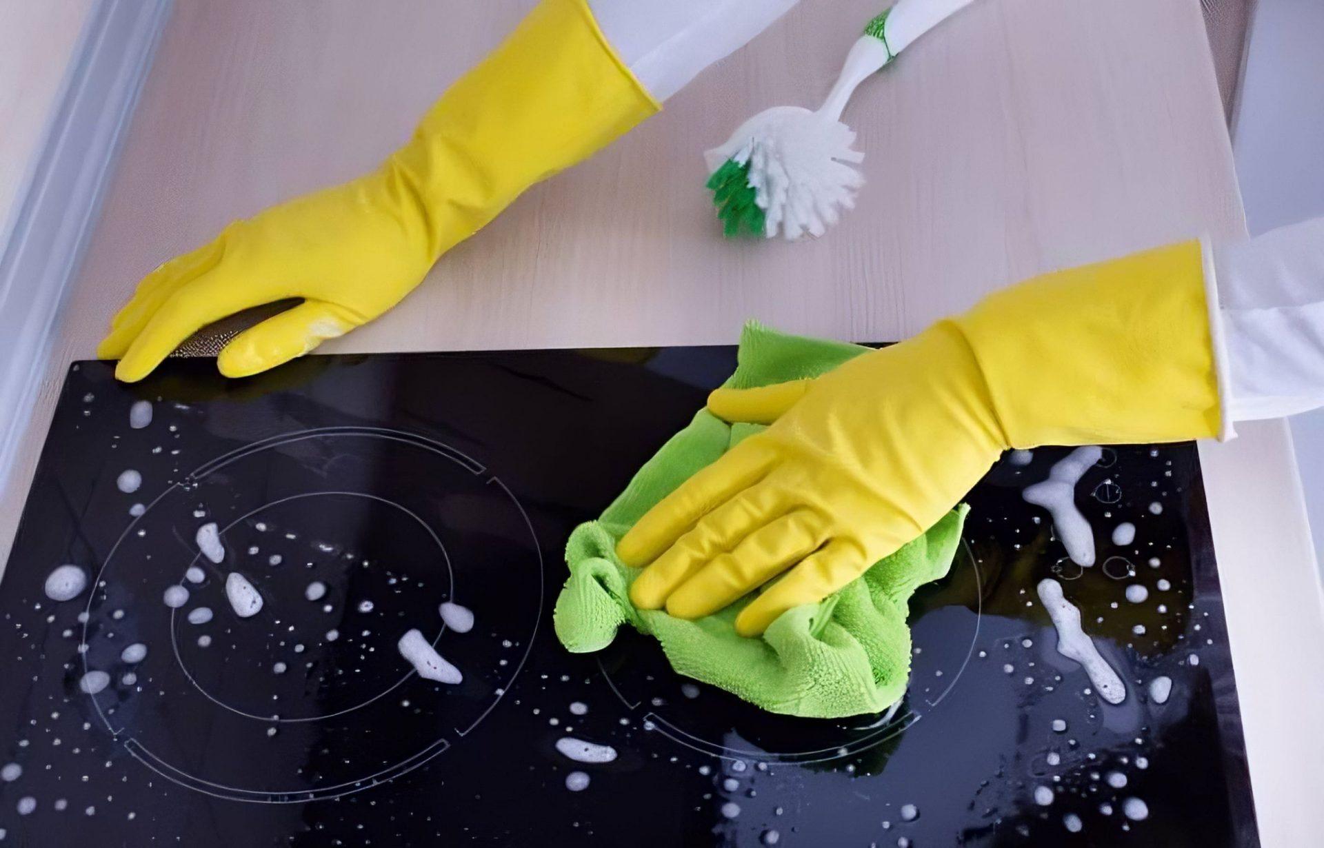 Plaque du four : 6 astuces pour la nettoyer efficacement !