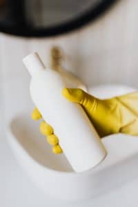 produits nécessaires pour nettoyer un évier en  résine blanc jauni