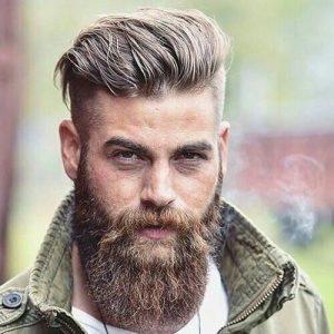 Un homme avec une coupe viking undercut