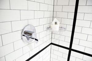 4 astuces pour éliminer les moisissures noires des joints en silicone de la  salle de bain