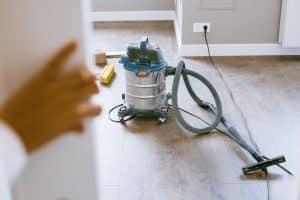 Quels nettoyants utiliser pour enlever la poussière chez soi ?