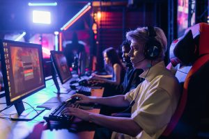 des jeunes qui jouent aux jeux vidéos