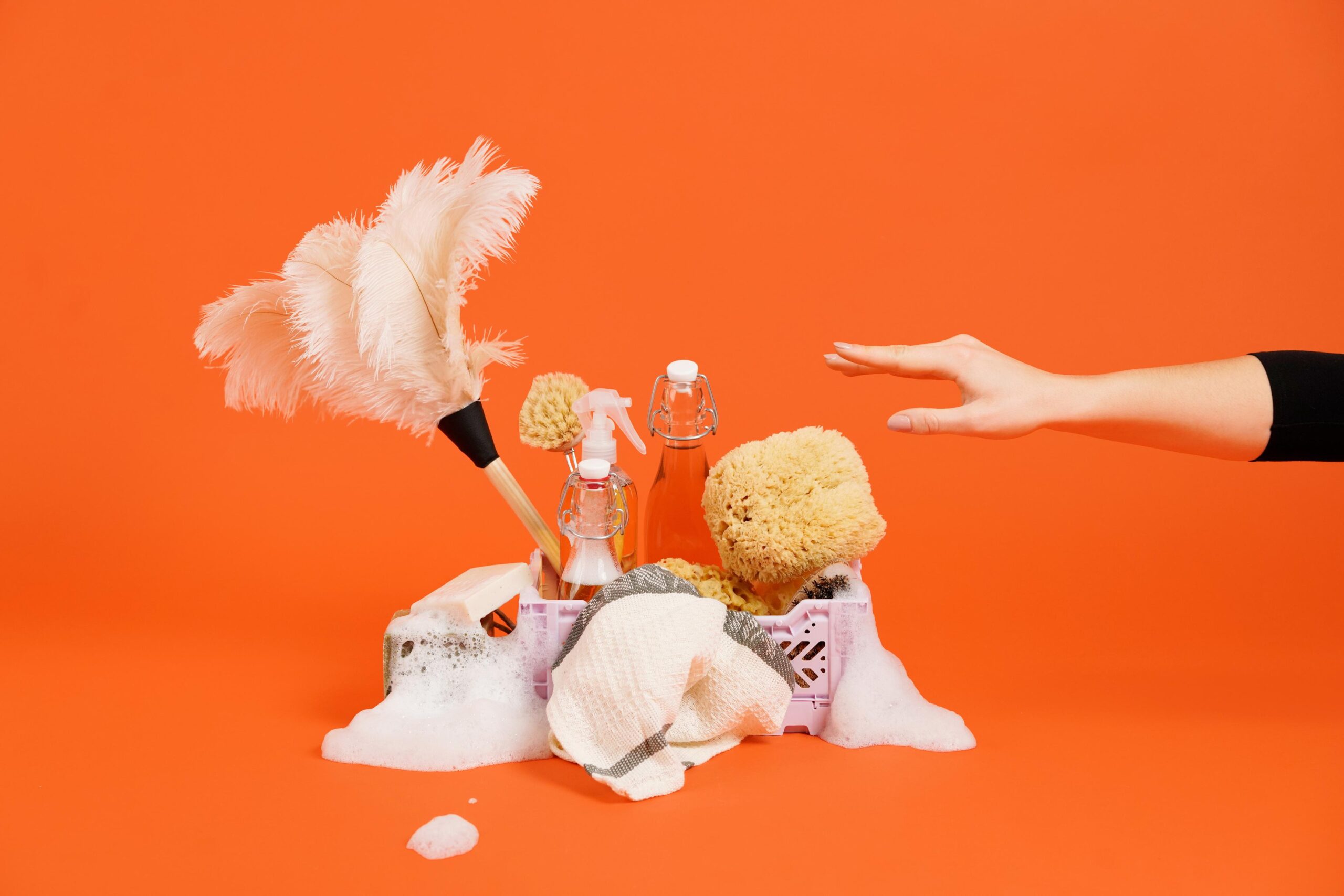 Une femme de ménage attrape des outils de ménage