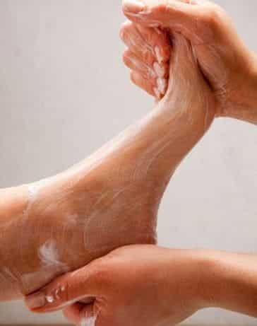 Massage des pieds avec crème