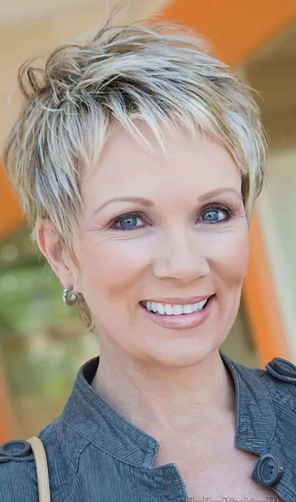 Coupe courte pixie rajeunissante femme 50 ans