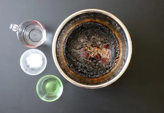 Casserole brûlée avec vinaigre et bicarbonate de soude