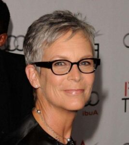 coupe femme de 70 ans avec lunettes