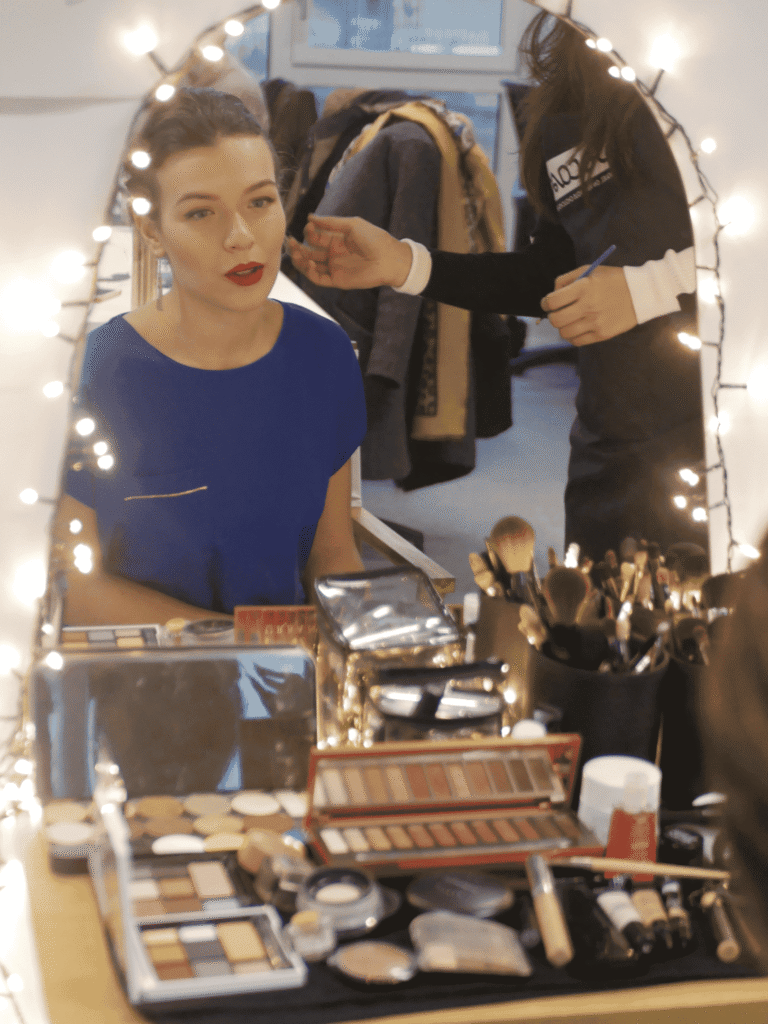 Réalisation d'une prestation maquillage : bouche rouge