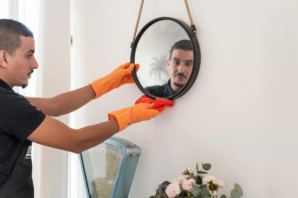 nettoyage poussière miroir