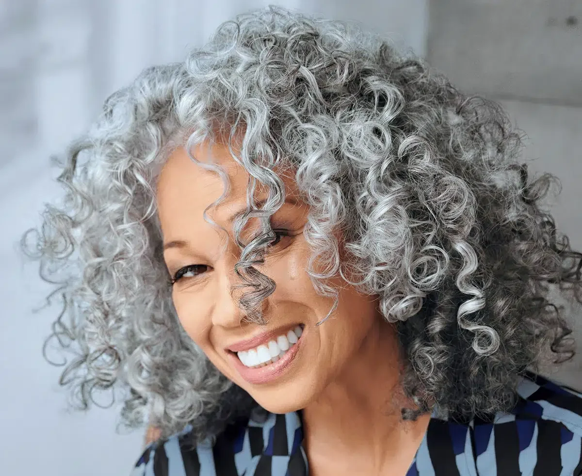 balayage inversé cheveux blancs afro