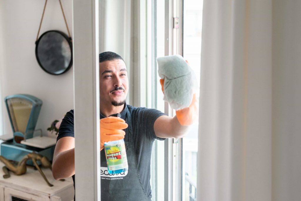 Professionnel du nettoyage avec Wecasa