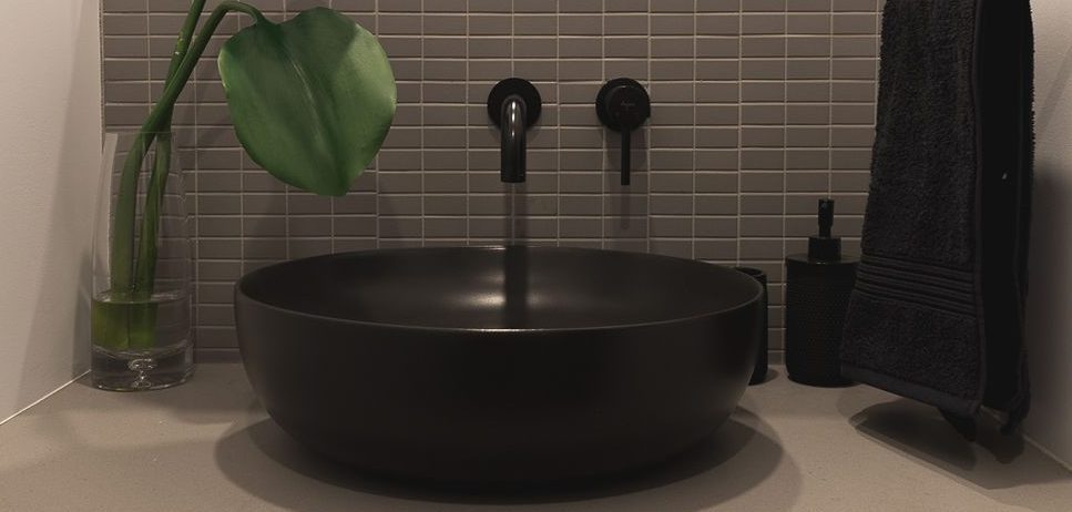 robinet noir salle de bain