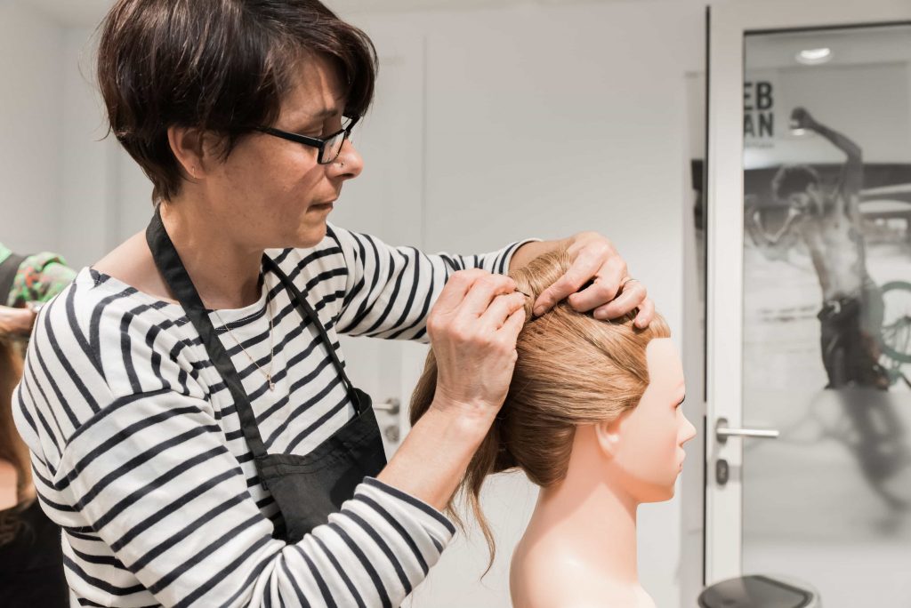 Nathalie réalise une coiffure de soirée