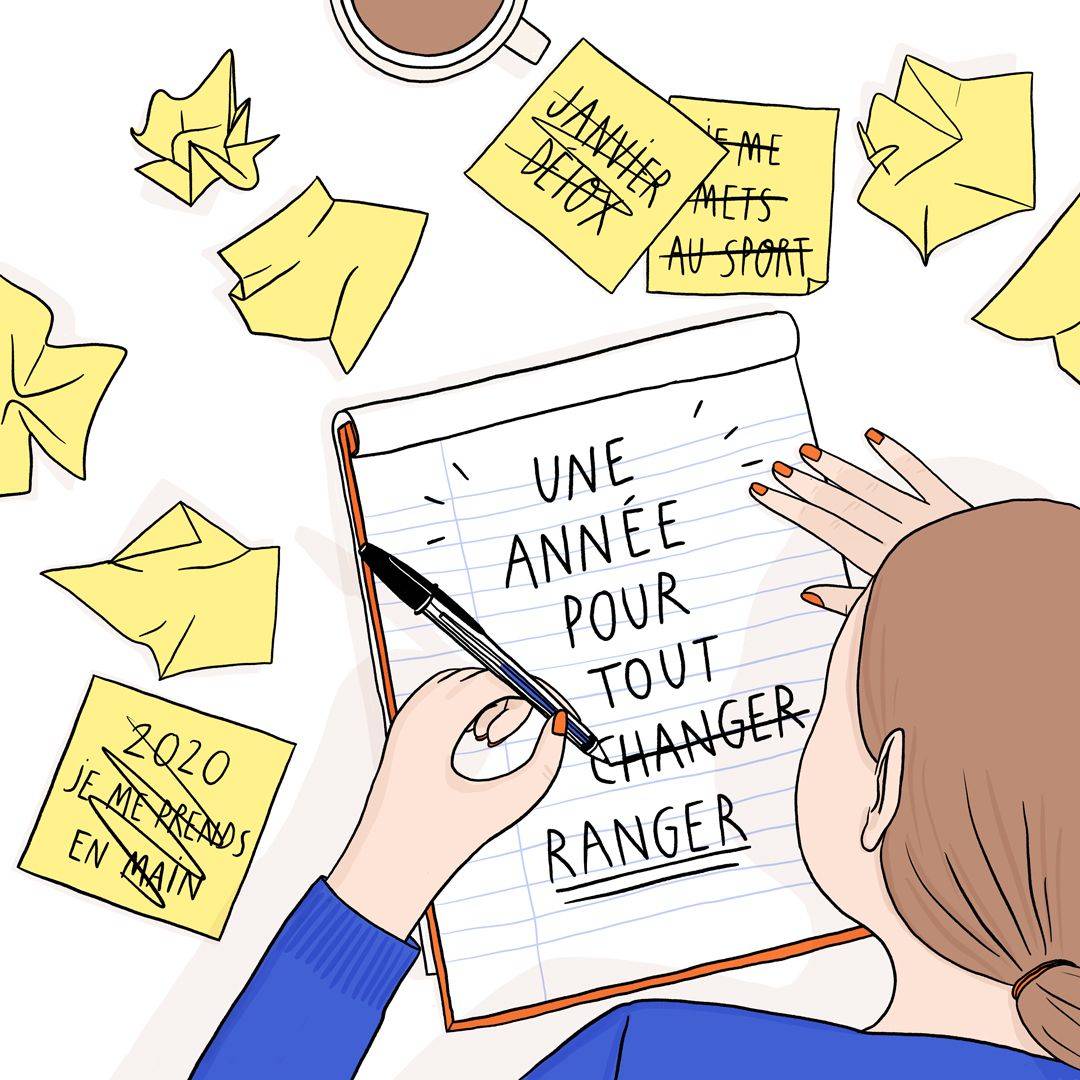 Une jeune femme écrit ses bonnes résolutions : ranger