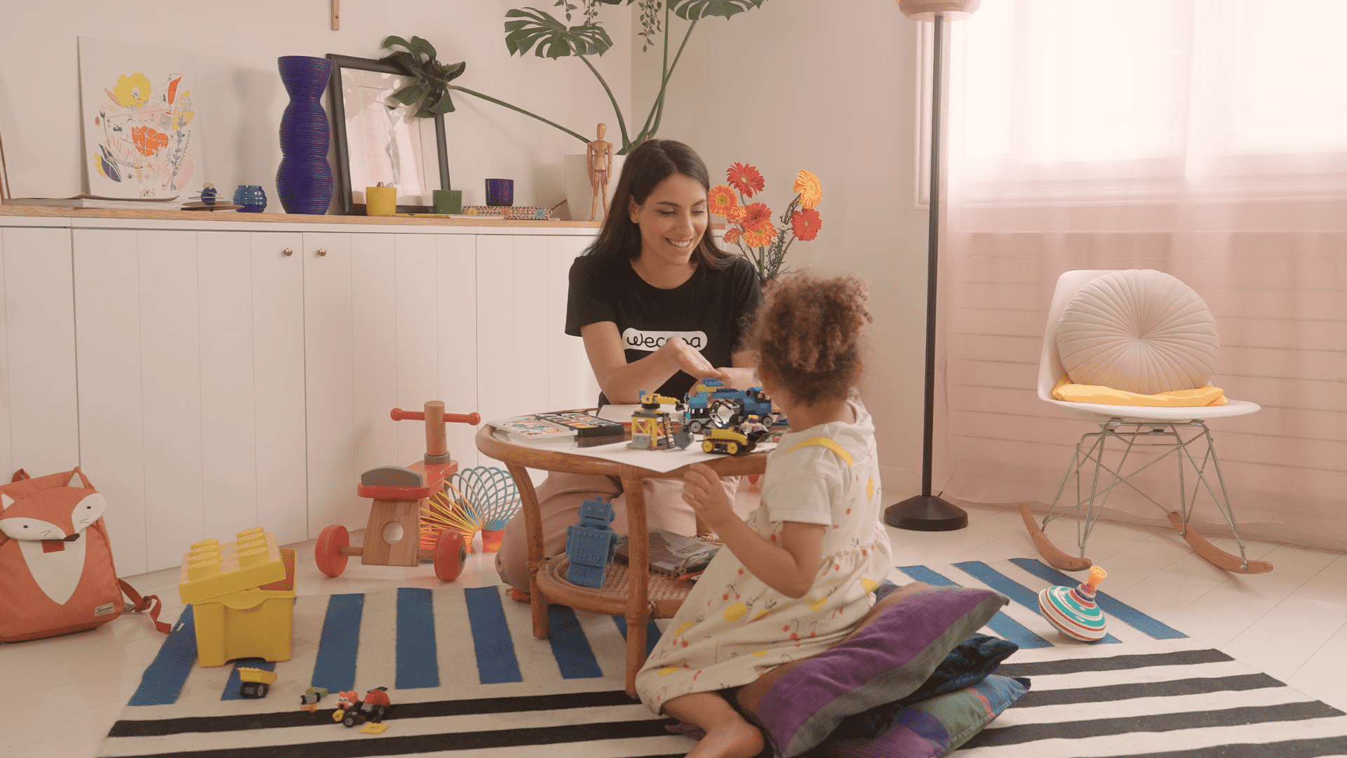Une assistante maternelle garde un enfant