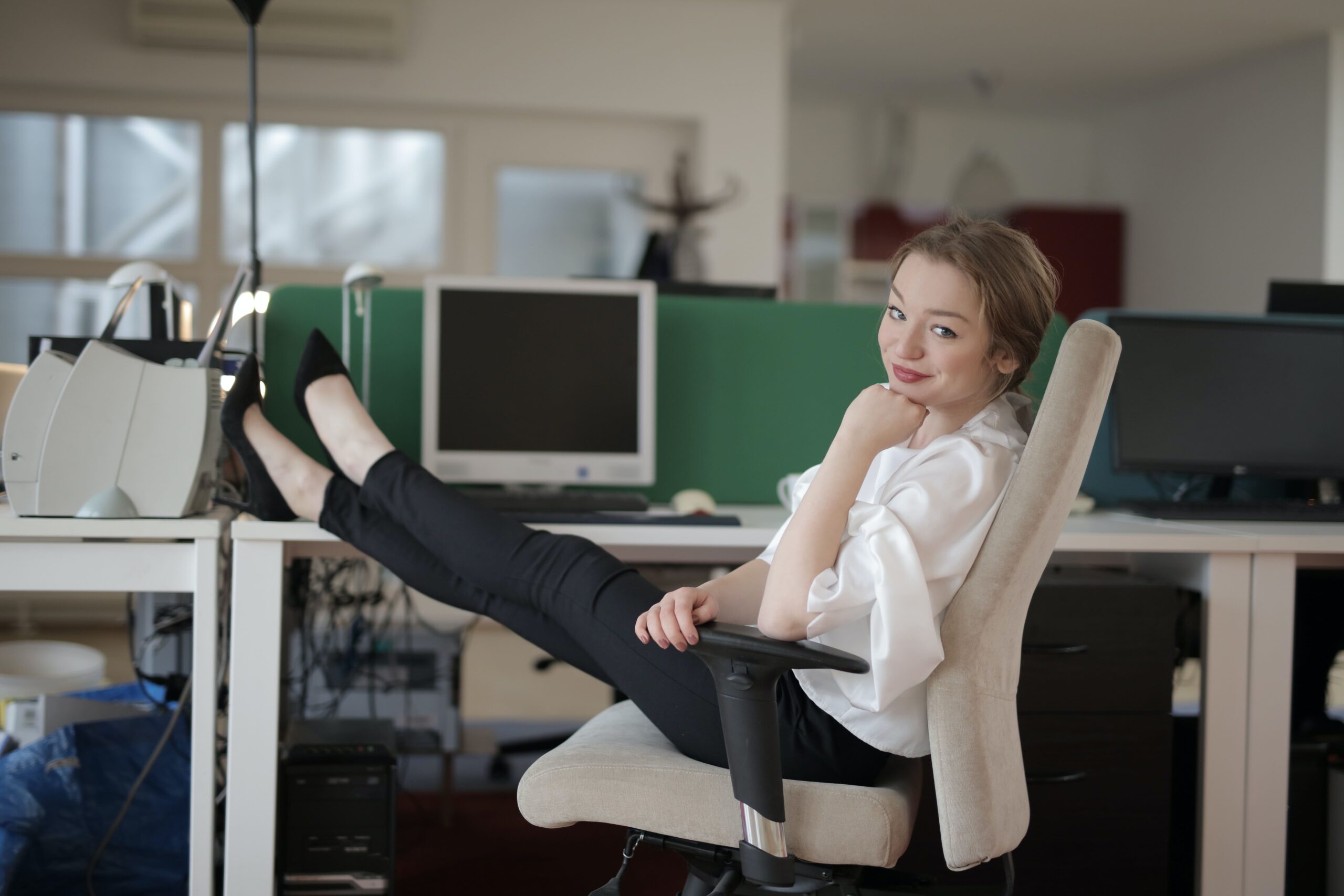 une femme allongée sur sa chaise de bureau