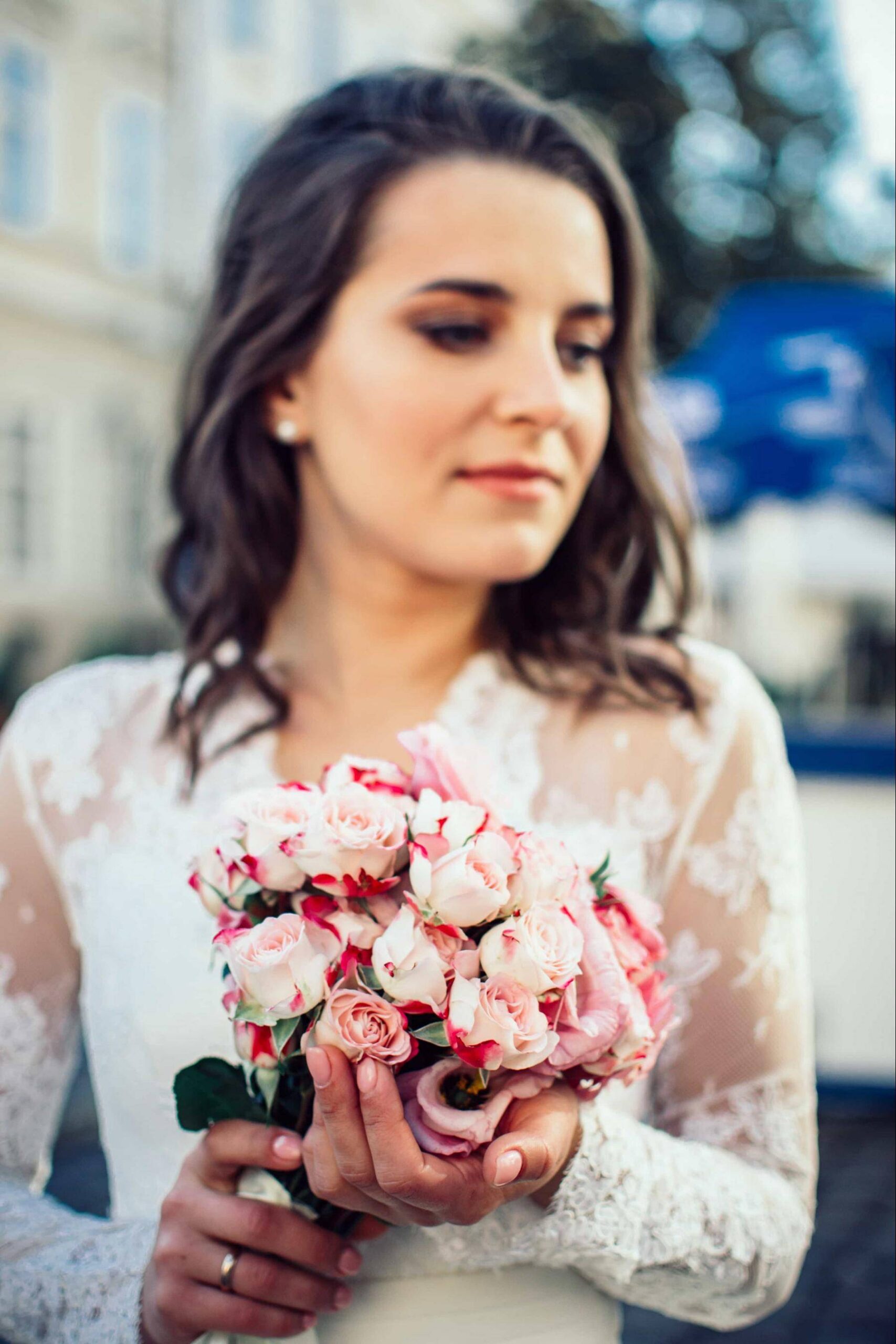 mariée cheveux longs et bouquet rose