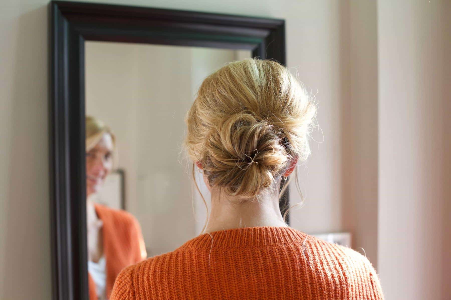 chignon bas cheveux blonds