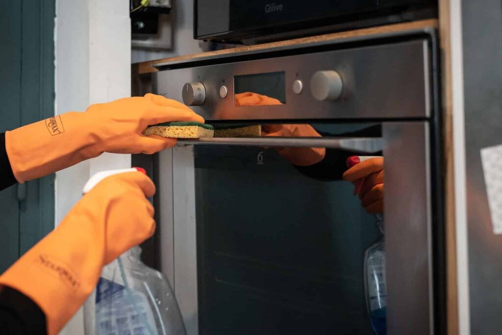 image desinfection poignee four par femme de menage