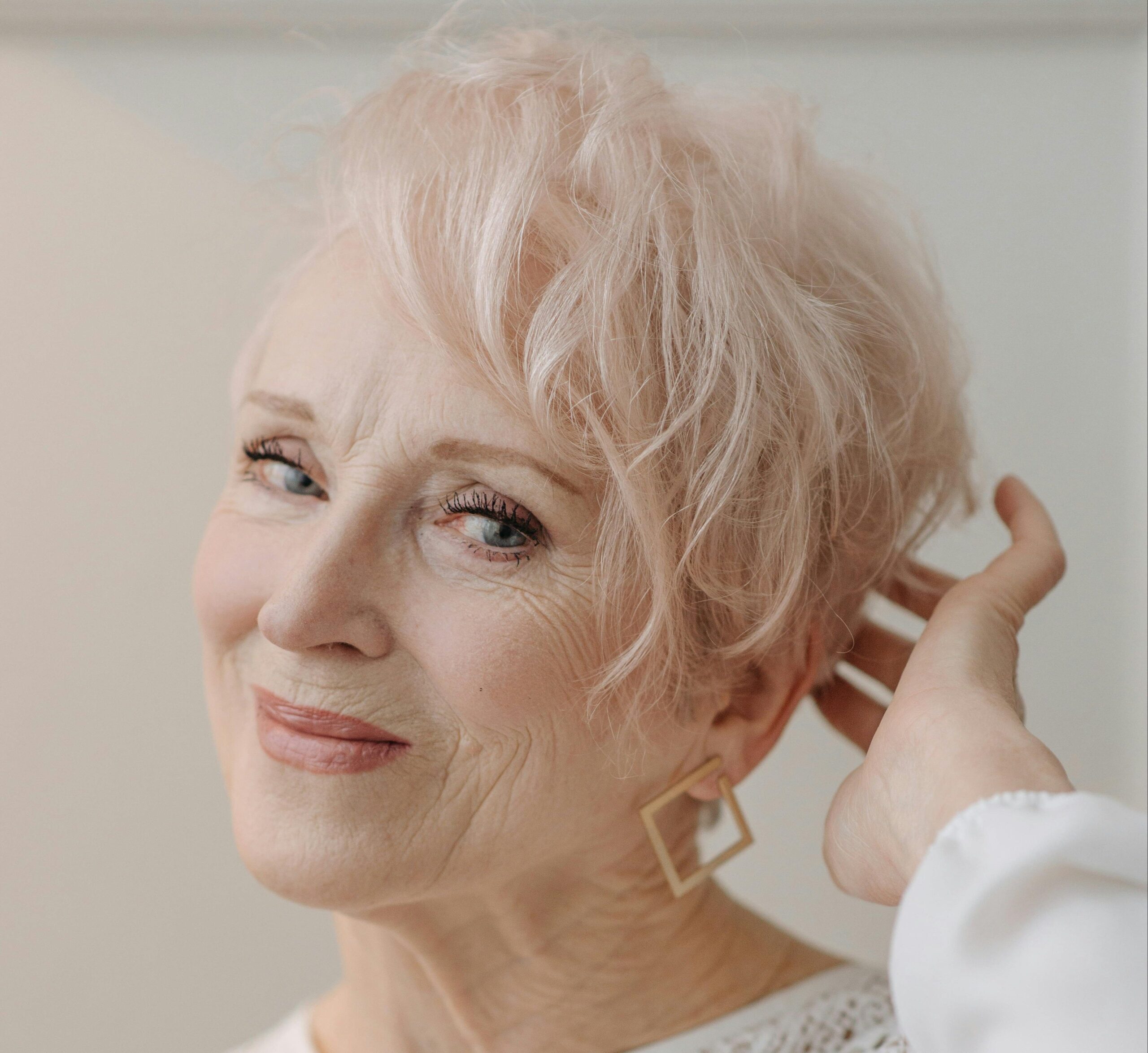 femme cheveux blancs courts