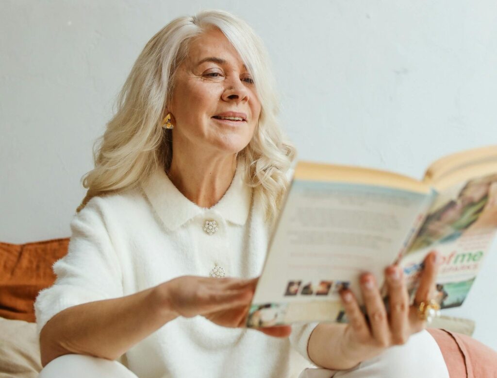 femme cheveux blancs longs
