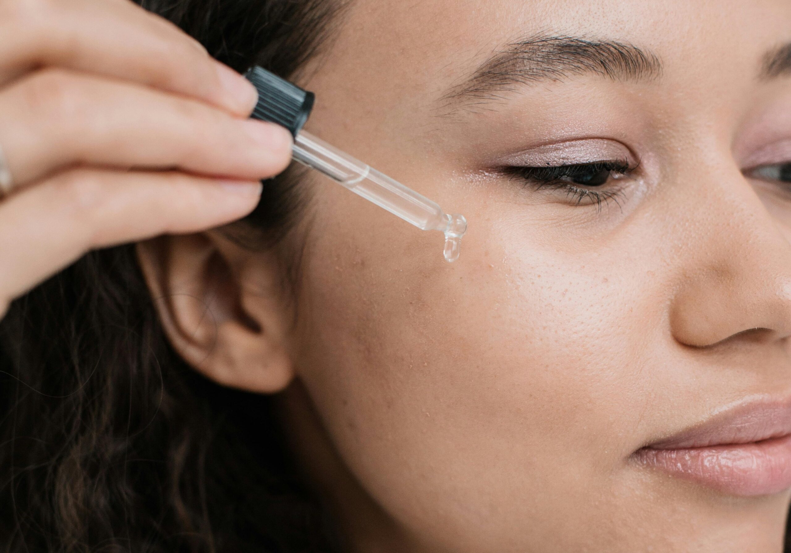 femme huile sur le visage