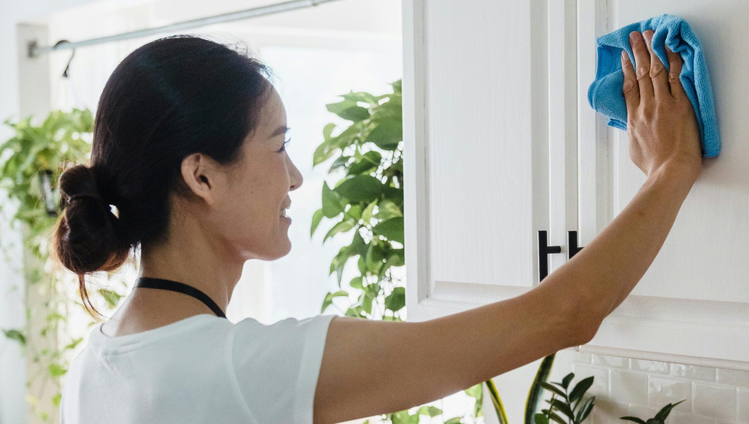 femme nettoie placard