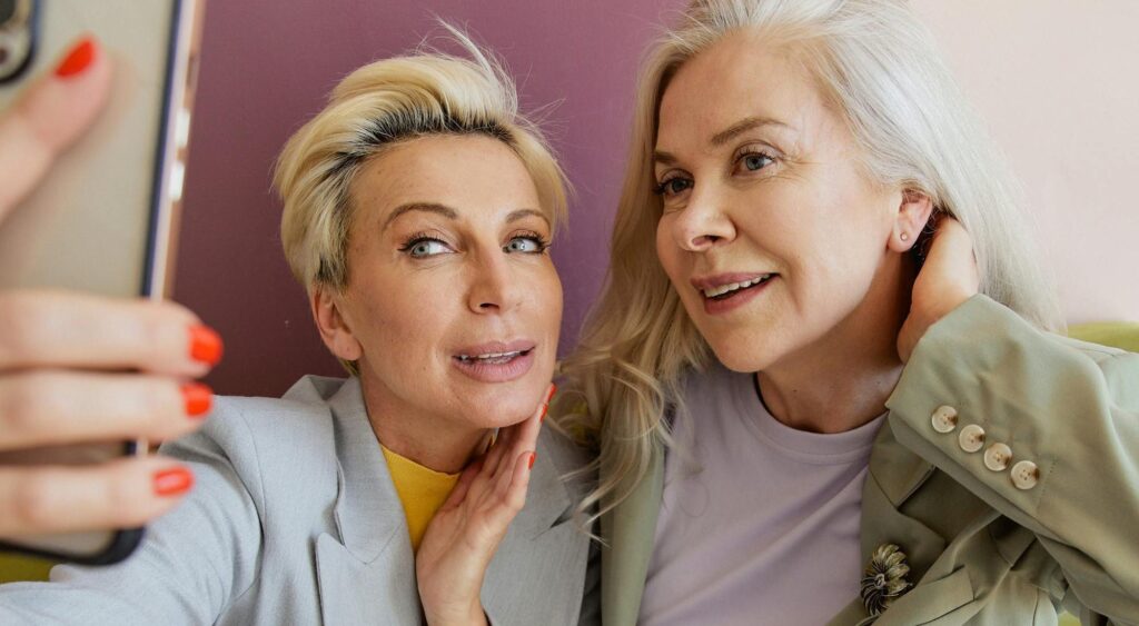 femmes cheveux blancs selfie