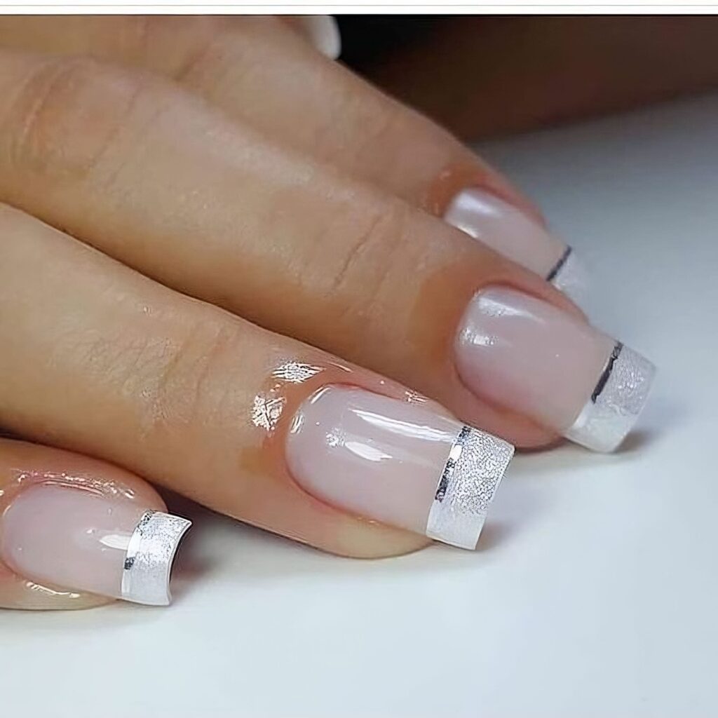 vernis de noël avec une french manucure argentée