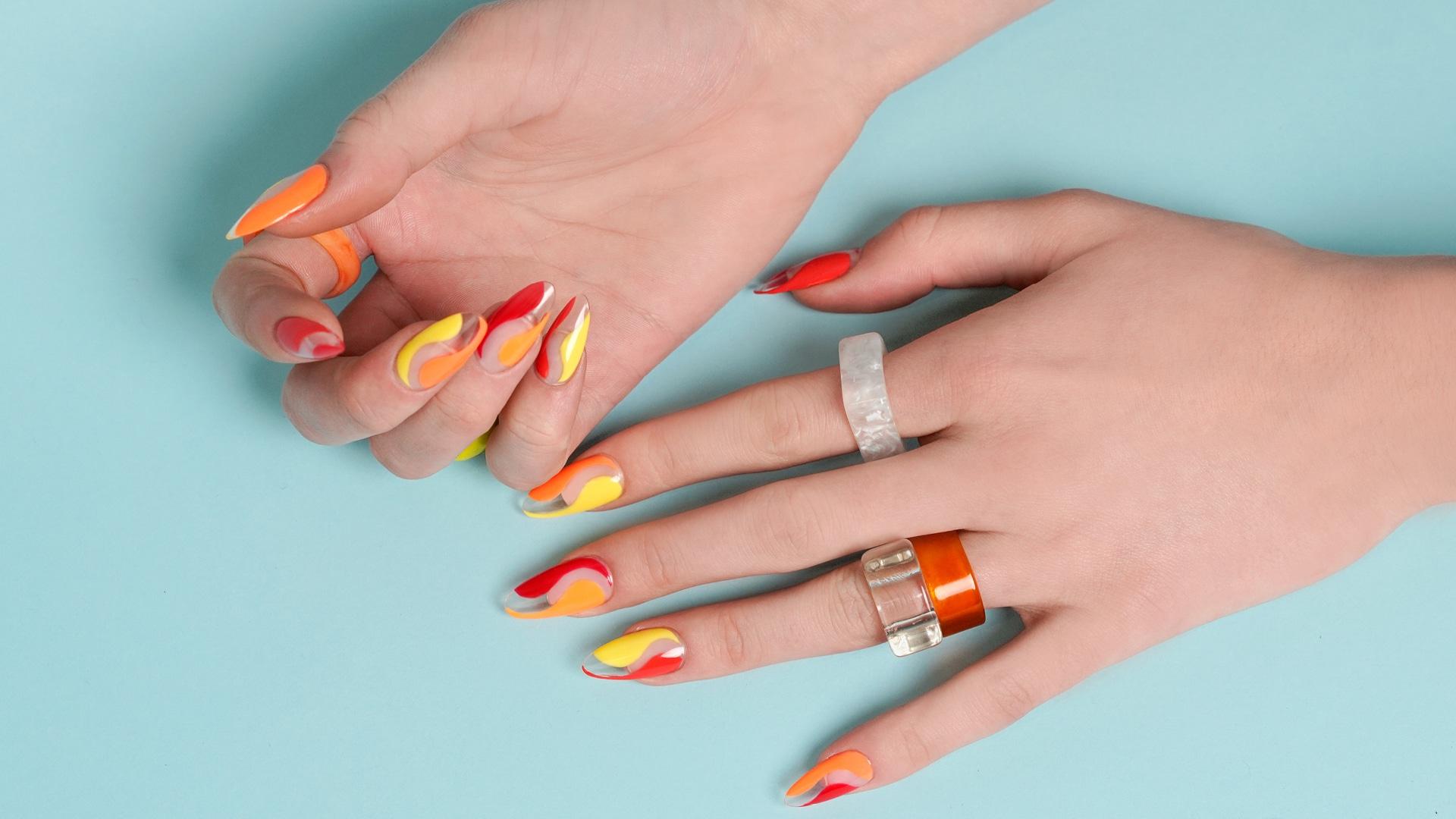 Des mains ayant une manucure nail art
