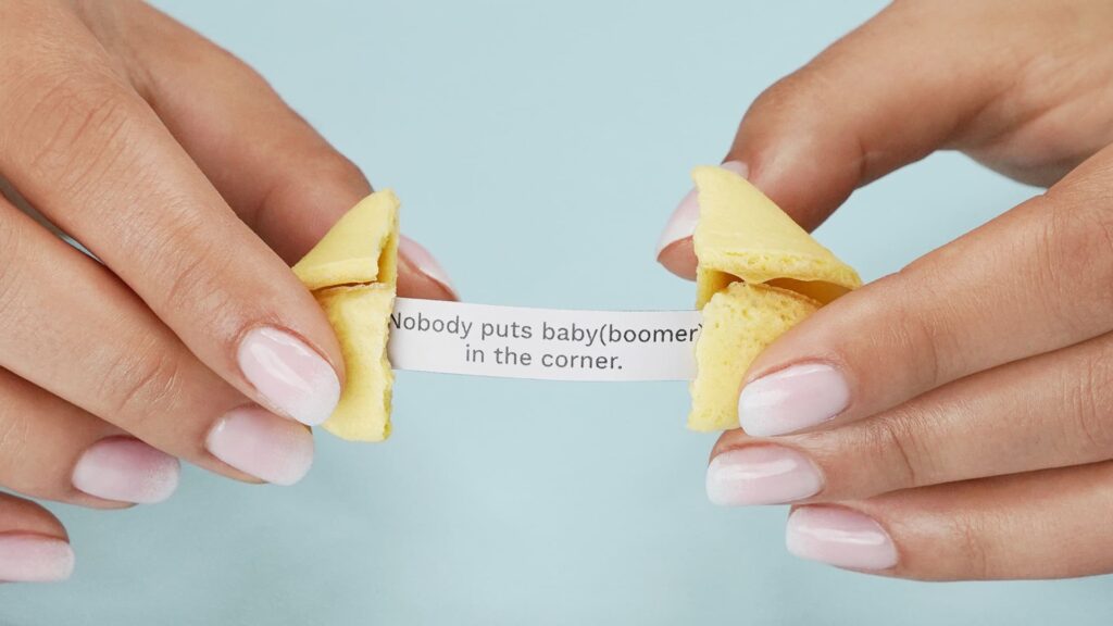 mains de femme avec les ongles en babyboomer