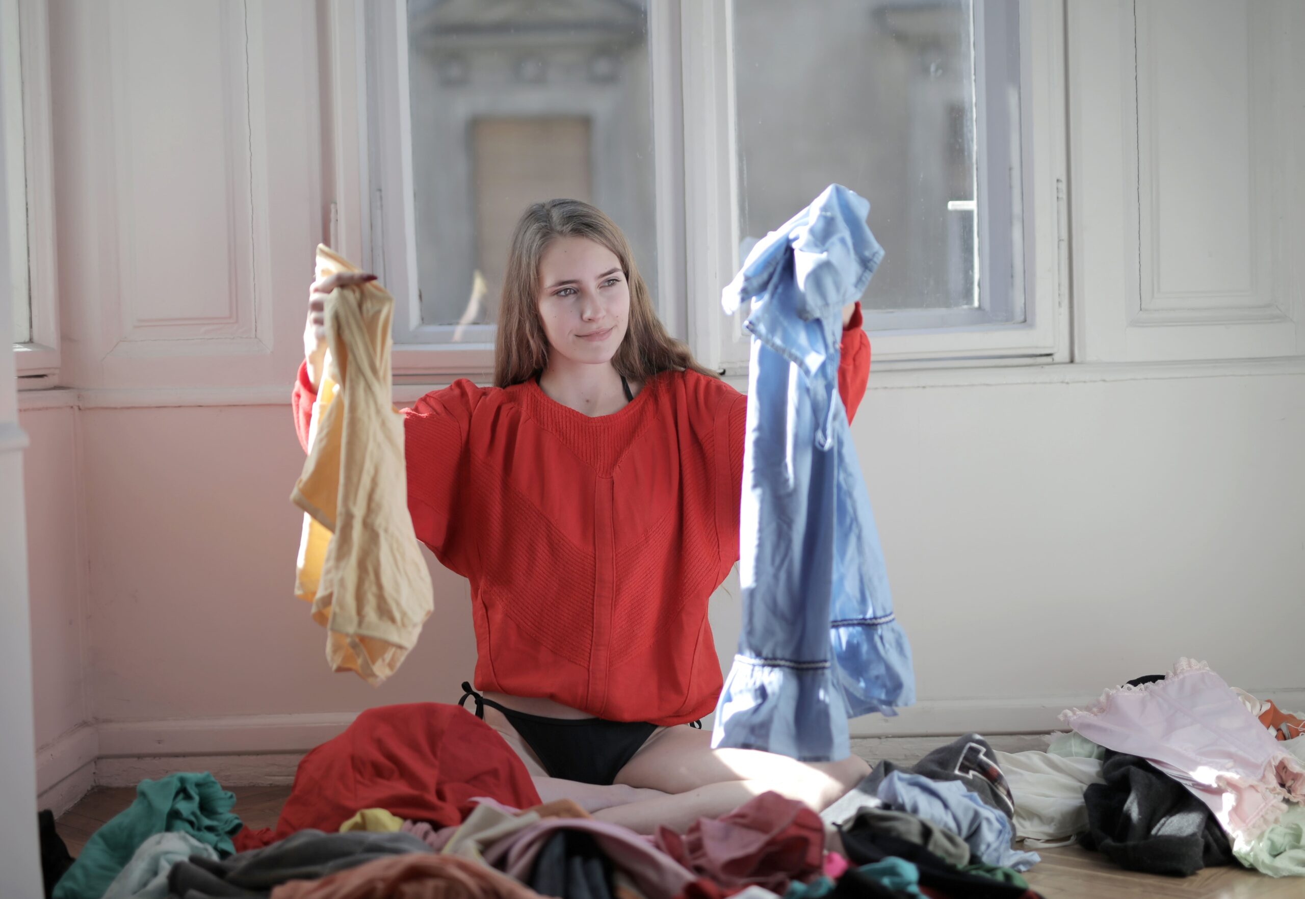 une femme qui a du linge humide en main