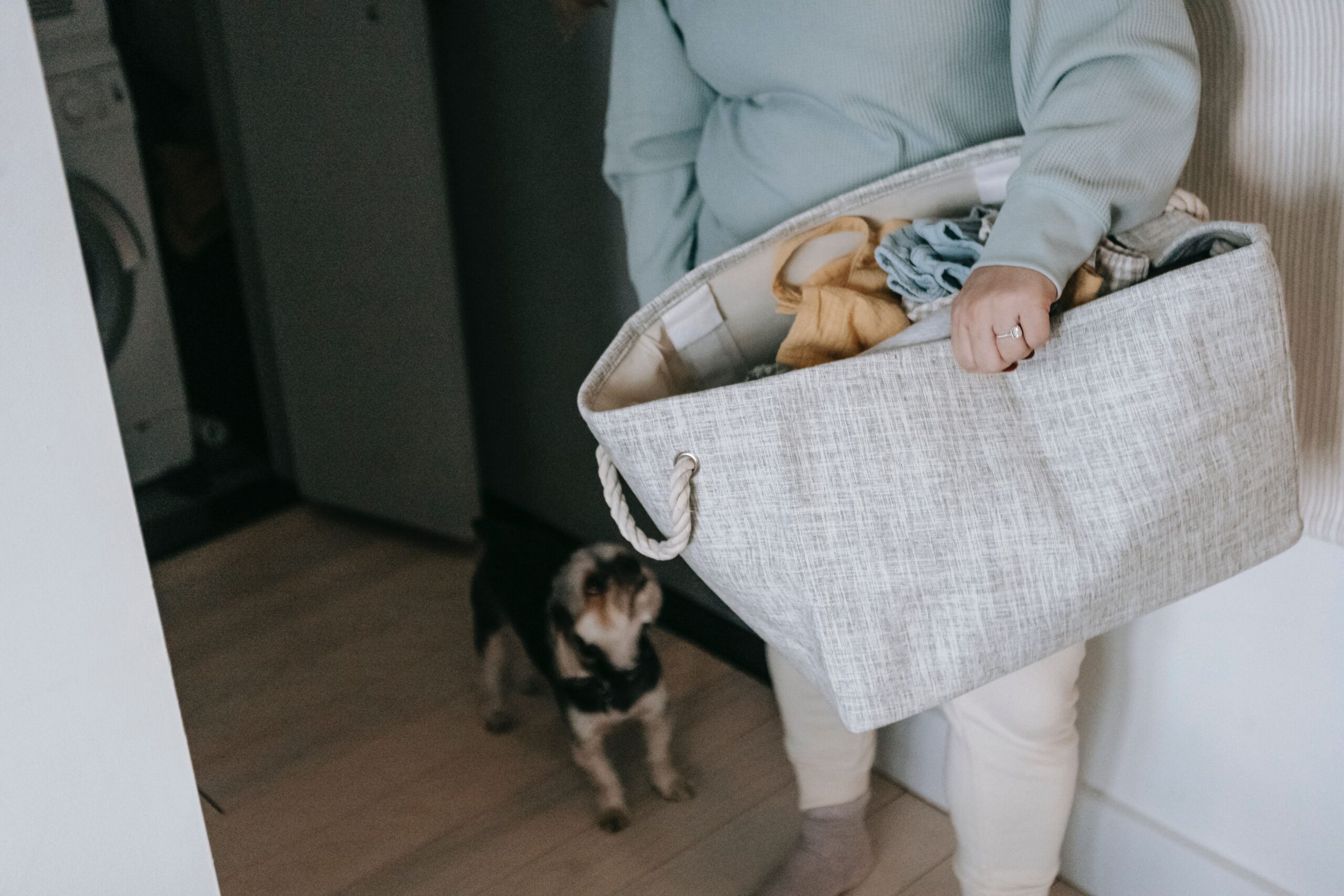 une femme qui a un panier à linge