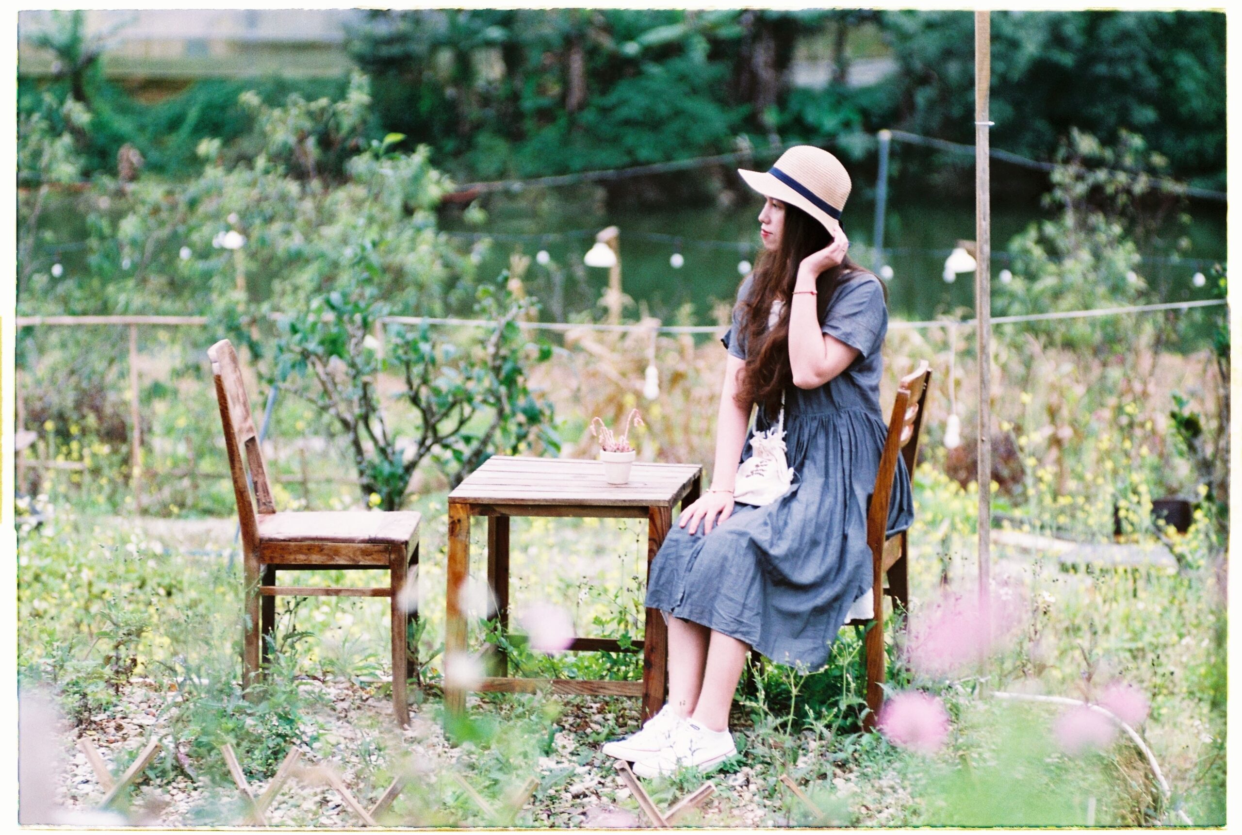 une dame sur du mobilier de jardin