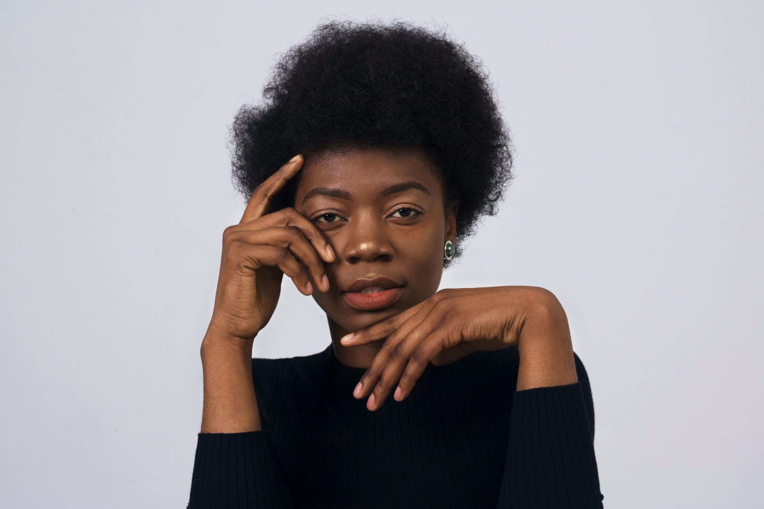 Femme avec une coupe afro mi-longue