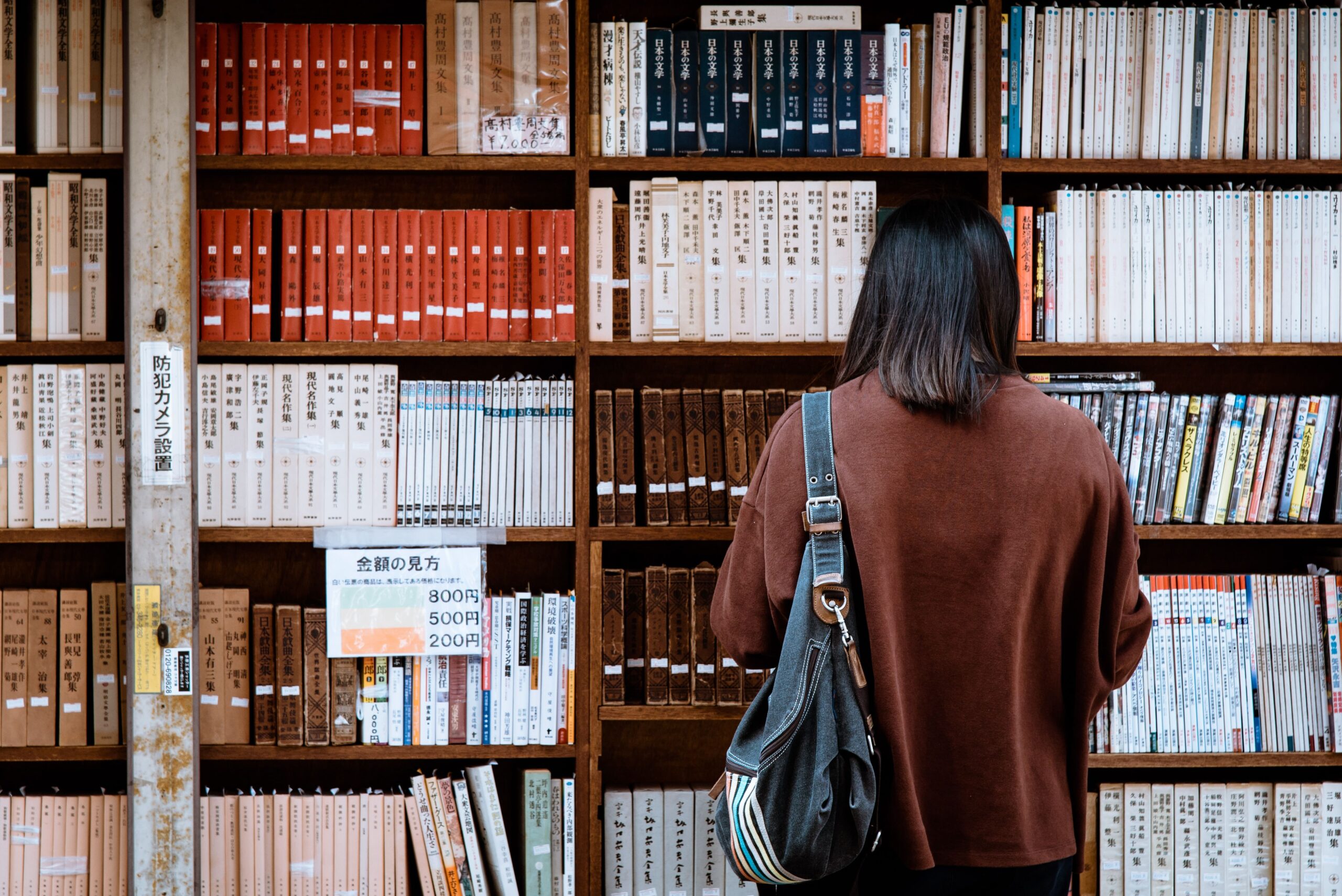 une femme face à sa bibliothèque