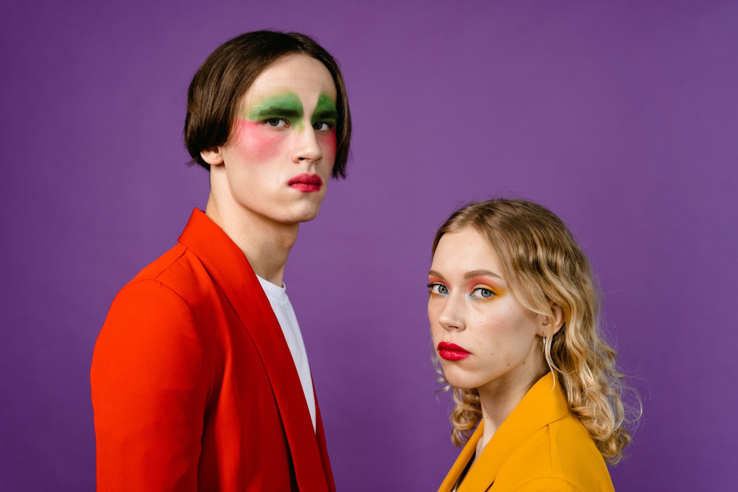 un homme et une femme maquillé en couleur