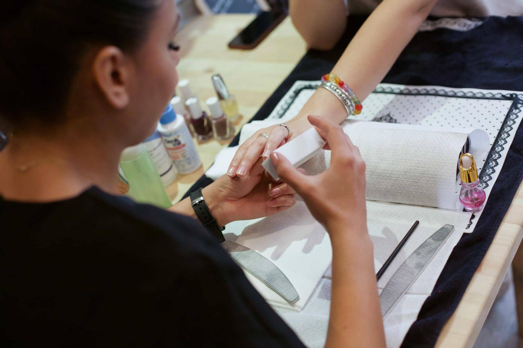 manucure domicile avec une esthéticienne