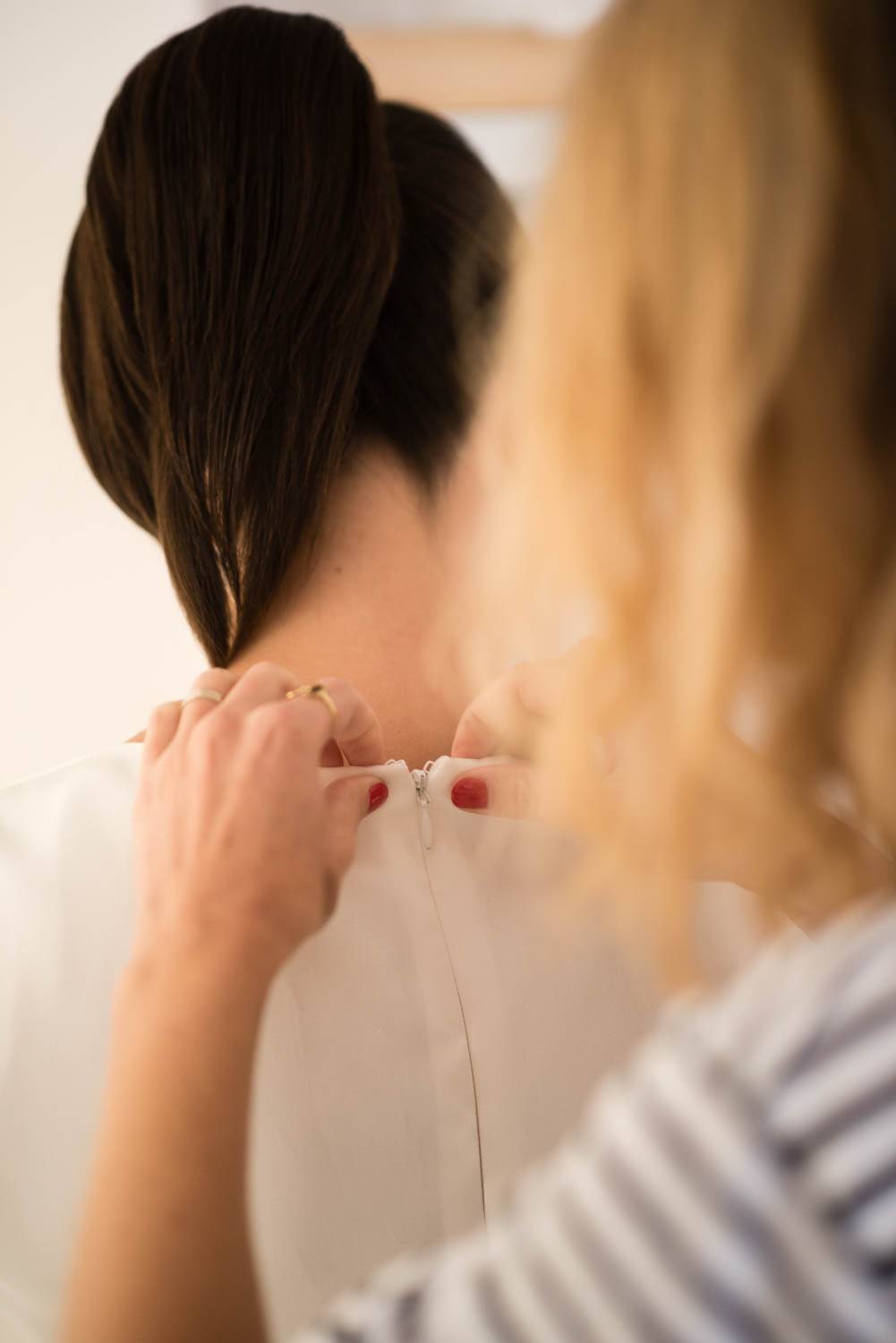 finition de la robe de la mariée