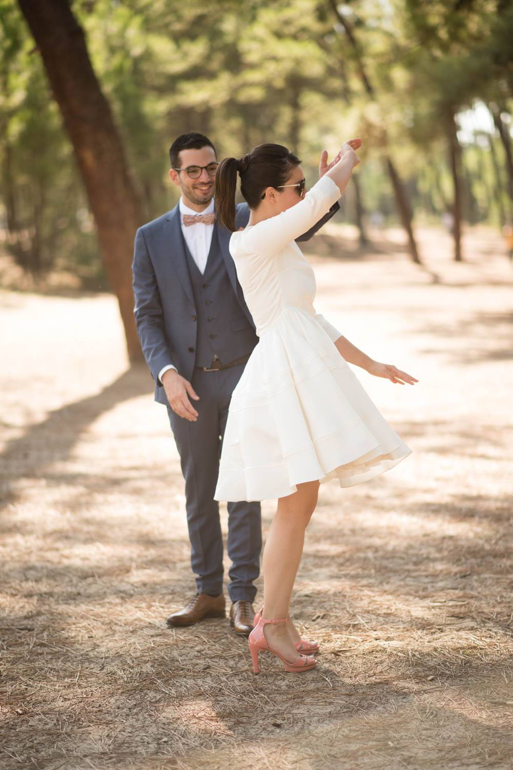 Le marié fait tourner sa femme sur elle même