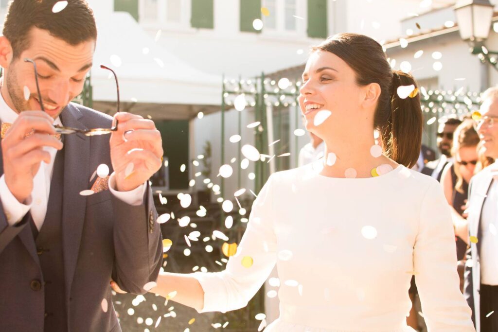 des pétales sur les mariés 