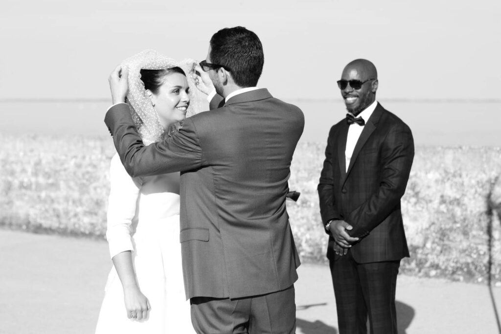 le marié soulève le voile de la mariée