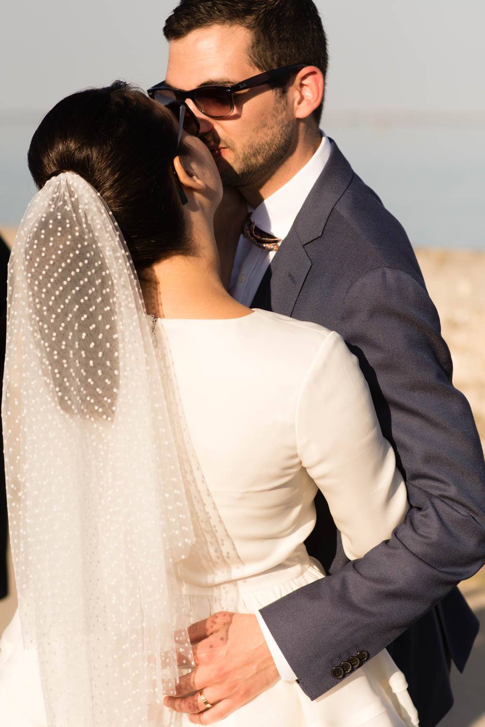 Un couple qui s'embrasse 