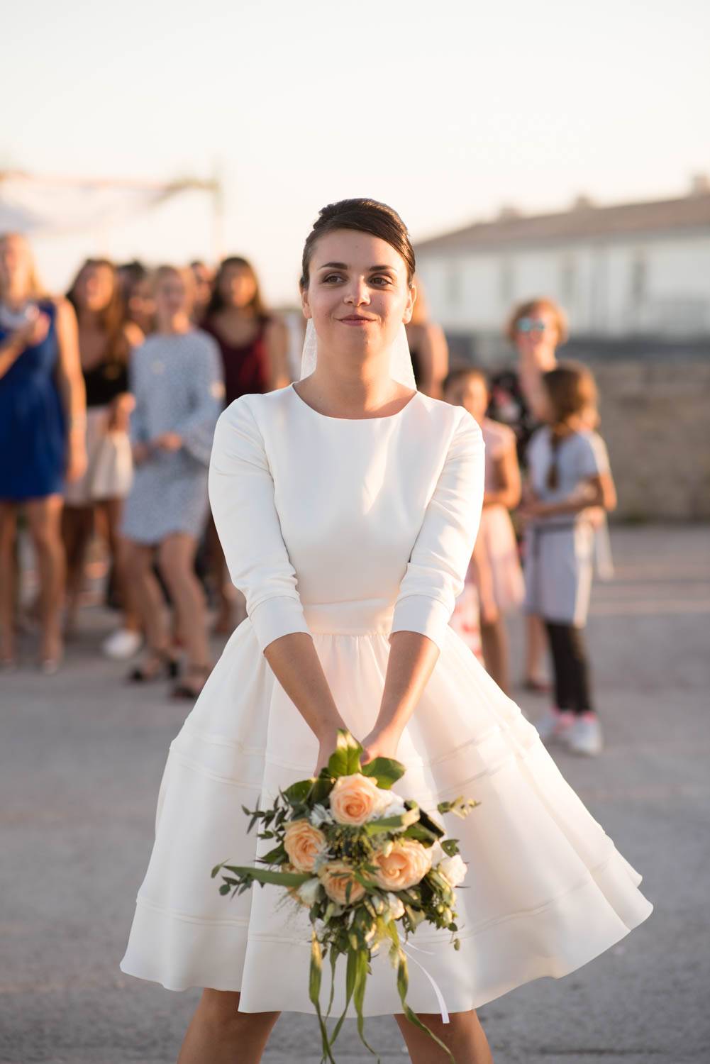 une mariée avec un bouquet de fleurs