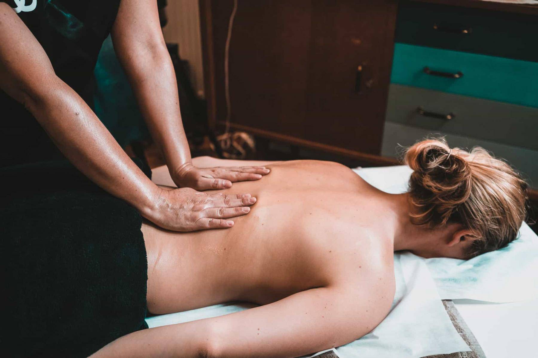 jeune femme massage à domicile Wecasa