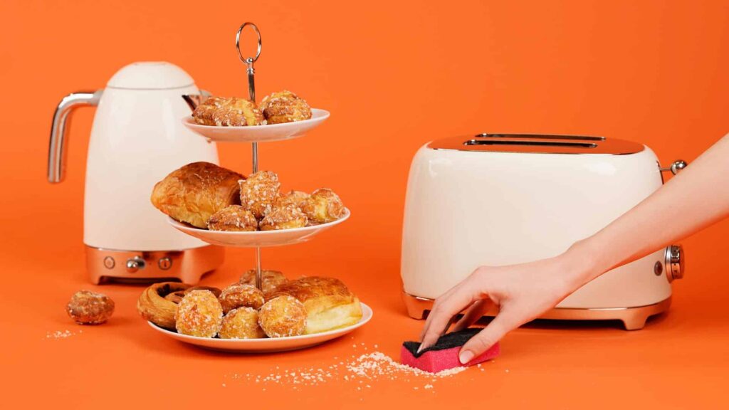 Femme de ménage nettoyant une cuisine à Lille