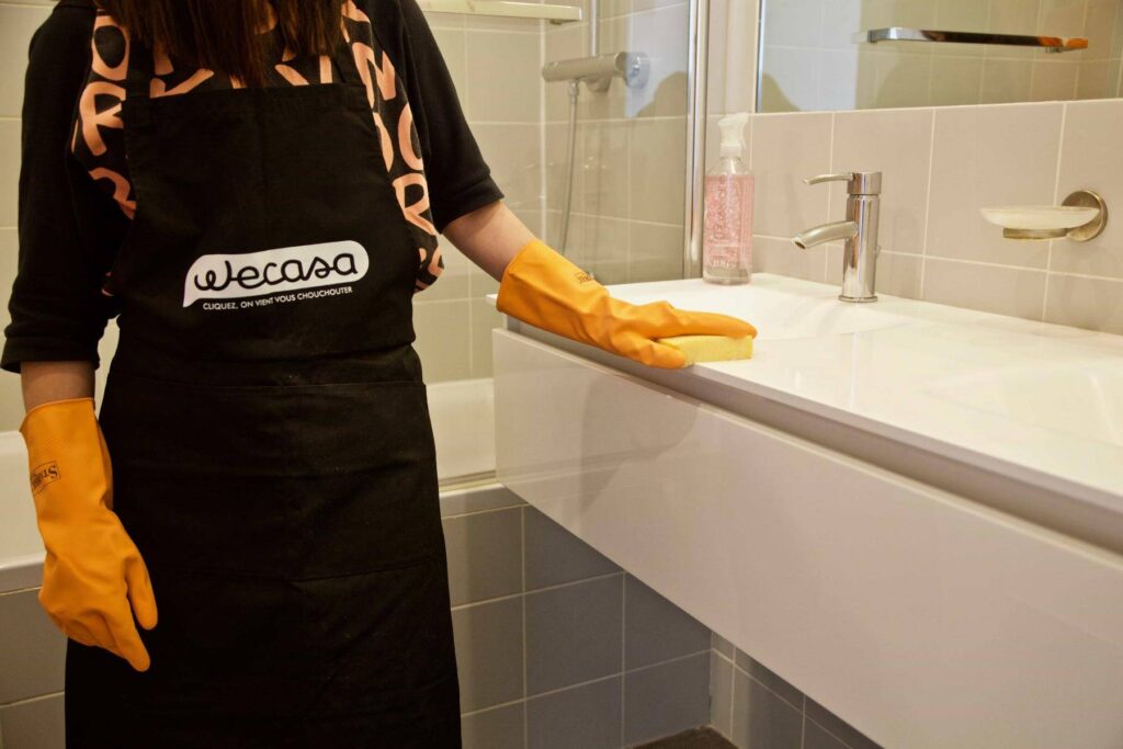 tablier et gants professionnels pour faire le ménage