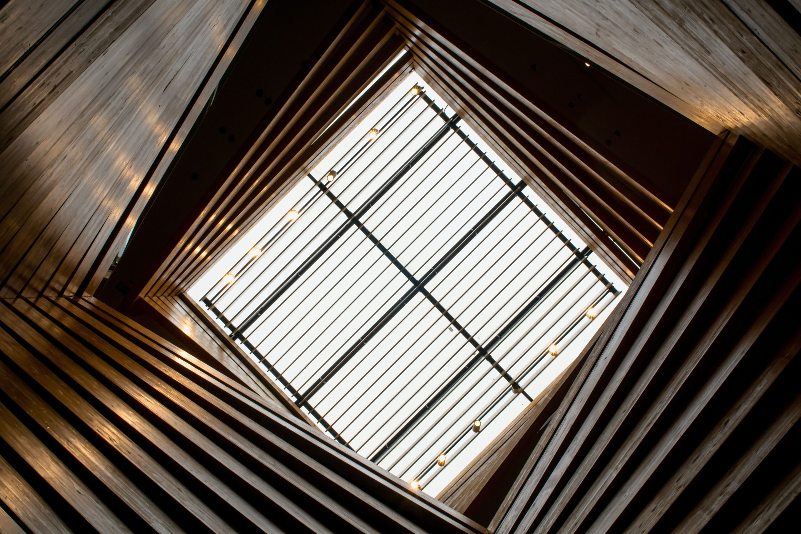 un mur en lambris de bois